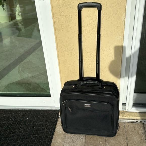 Tumi 🔥Sale🔥 black compact carryon bag for computer and clothes - Picture 1 of 11
